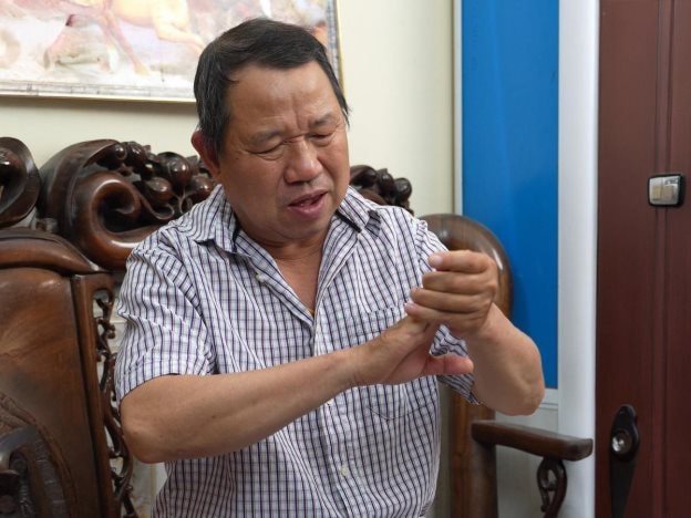 "Tê cứng bàn tay vào mỗi sáng” – Nỗi ám ảnh của bệnh xương khớp