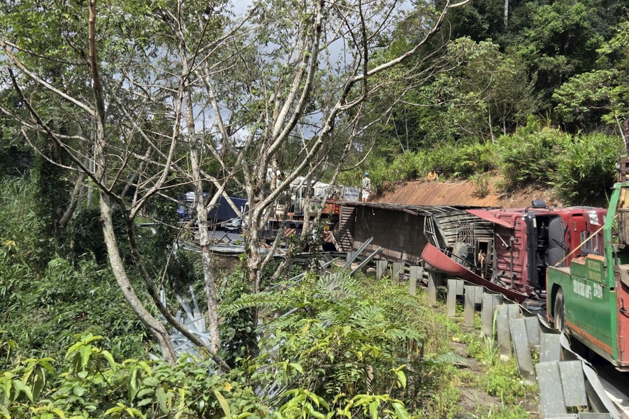 Quảng Ngãi: Xe đầu kéo mất lái, lật chắn ngang đèo Măng Đen khiến giao thông ùn tắc