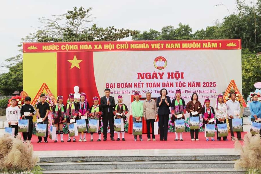 Phó Chủ tịch Quốc hội Vũ Hồng Thanh dự Ngày hội Đại đoàn kết tại xã Quảng Đức, Quảng Ninh