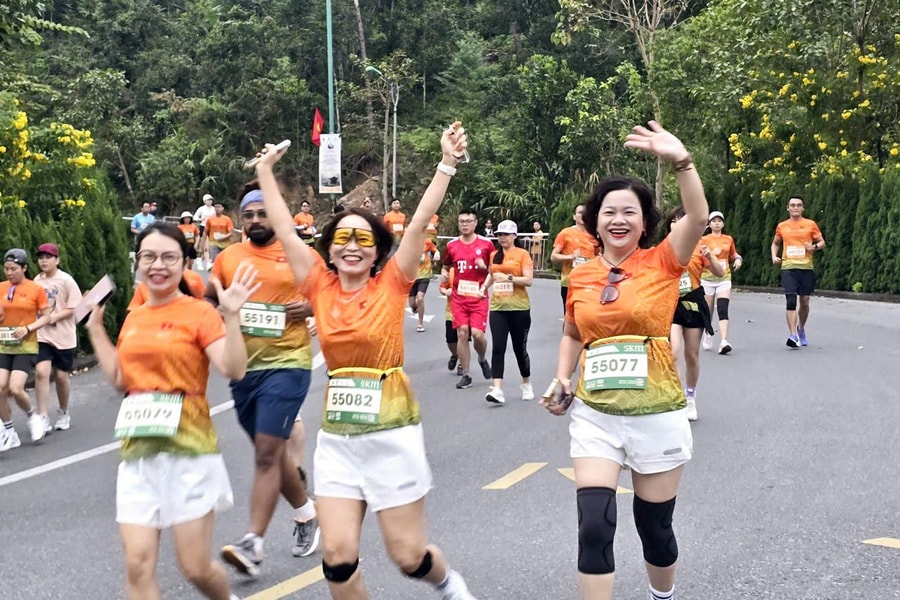 Sắc cam bùng cháy tại Yên Tử Heritage Marathon 2025