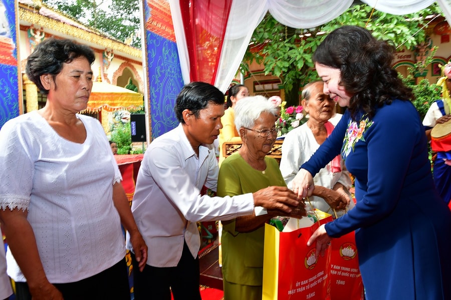 Phó Chủ tịch nước Võ Thị Ánh Xuân dự Ngày hội Đại đoàn kết toàn dân tộc tại Vĩnh Long