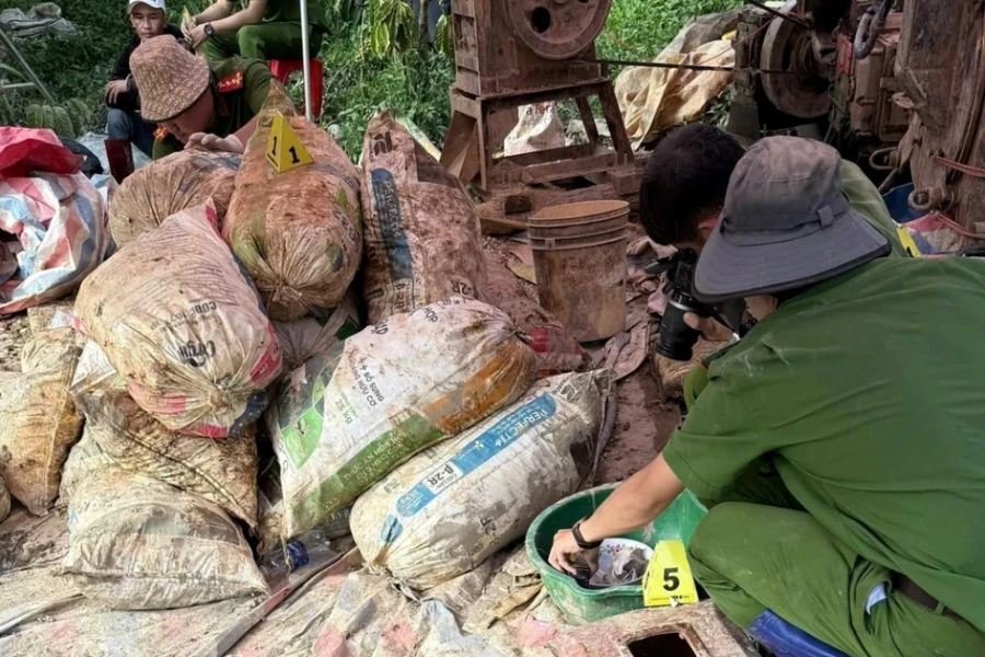 Lâm Đồng: Bắt 4 'vàng tặc', thu giữ 18 cây vàng cùng nhiều máy móc và hóa chất độc hại