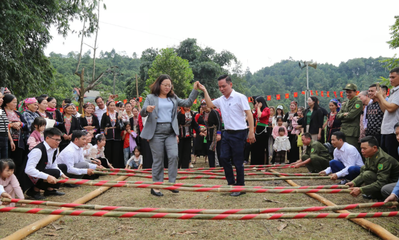 Chủ tịch Ủy ban MTTQ tỉnh Lào Cai nhảy sạp, chung vui Ngày hội Đại đoàn kết với dân bản Khe Trầu