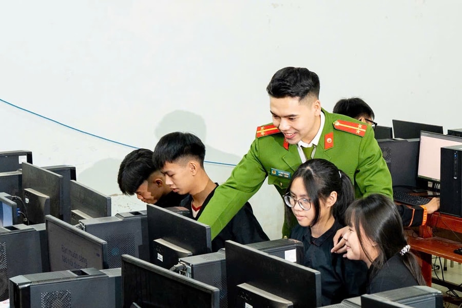 Lớp học số của những 'thầy giáo' công an trên rẻo cao Sơn Động