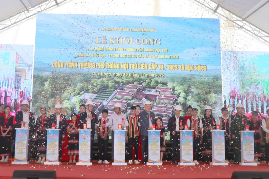 Phó Thủ tướng Thường trực Chính phủ Nguyễn Hòa Bình dự khởi công trường nội trú ở Quảng Ngãi