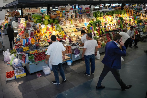 Chiến sự Ukraine khiến người Nga thắt lưng buộc bụng