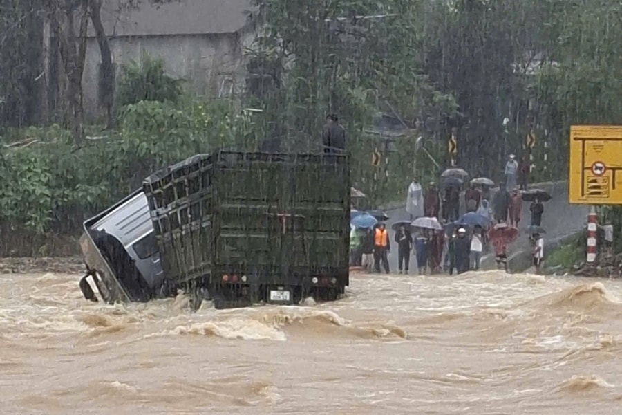Quảng Trị: Xe container bị lũ cuốn khi cố vượt ngầm tràn, tài xế mất tích
