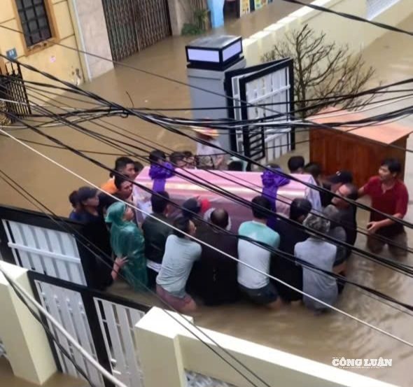 Đề xuất tặng bằng khen gia đình cho hàng xóm mượn nhà mới xây để làm đám tang trong đợt mưa lũ