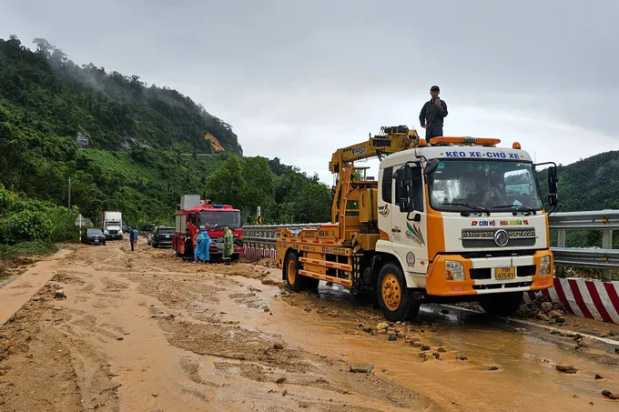 Khắc phục sạt lở, ngập lụt trên hệ thống đường bộ miền Trung