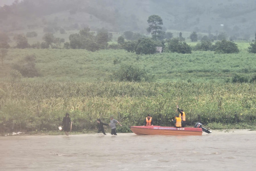 Gia Lai: Cứu hộ thành công 10 người dân bị cô lập do nước lũ dâng cao khi đi làm rẫy