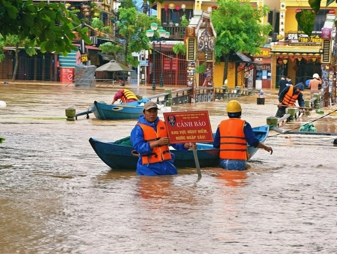 Chuẩn bị sẵn sàng lực lượng, phương tiện ứng phó khẩn cấp cho các vùng ngập sâu tại Trung Bộ