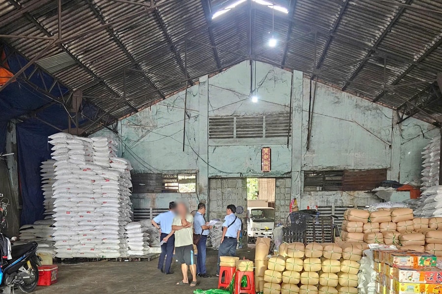 TP HCM: Phát hiện gần 15 tấn đường cát nhập lậu, không rõ nguồn gốc