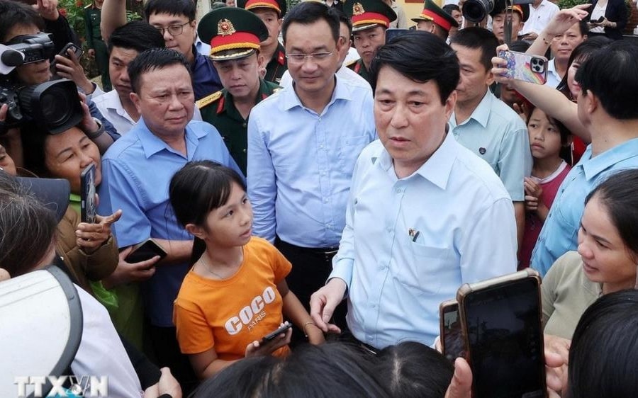 Chủ tịch nước Lương Cường thăm hỏi bà con vùng lũ xã Gò Nổi, TP Đà Nẵng