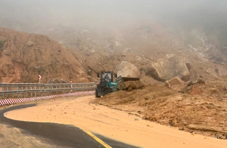 Hàng loạt điểm ngập nước, sạt lở taluy trên các tuyến quốc lộ