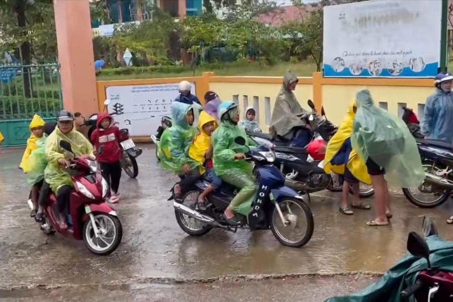 Quảng Trị: Phó Hiệu trưởng trở lại sau vụ nghi ngộ độc, phụ huynh lập tức đón con về nhà