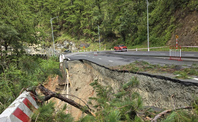 Mưa lớn, sạt lở khiến nhiều tuyến đường đèo bị đặt trong tình trạng cảnh báo