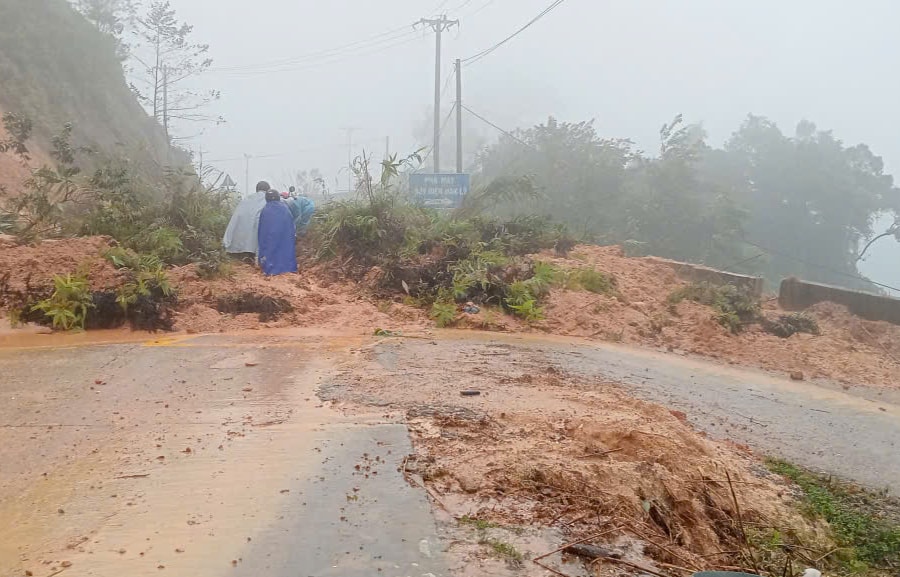 Quảng Ngãi: Tiếp tục xuất hiện nhiều điểm sạt lở, hàng trăm khối đất đá tràn xuống đường