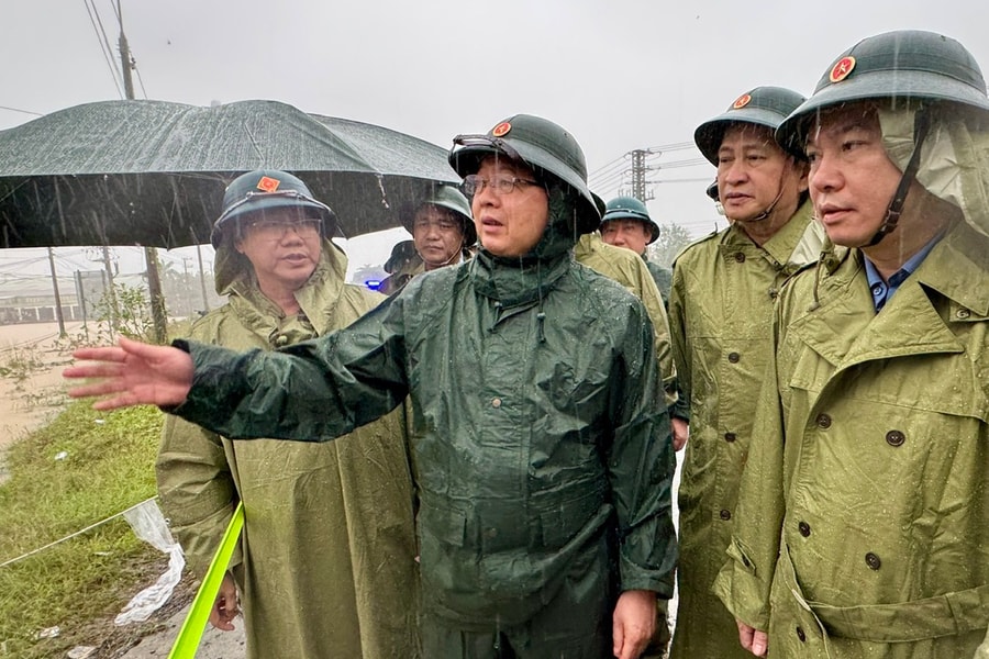 'Đi từng nhà, rà từng khu', đưa người dân đến nơi an toàn để tránh lũ lên nhanh, bất ngờ