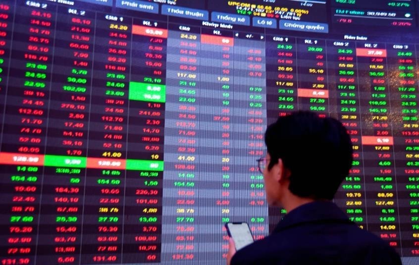 VN-Index giảm gần 11 điểm, áp lực bán mạnh