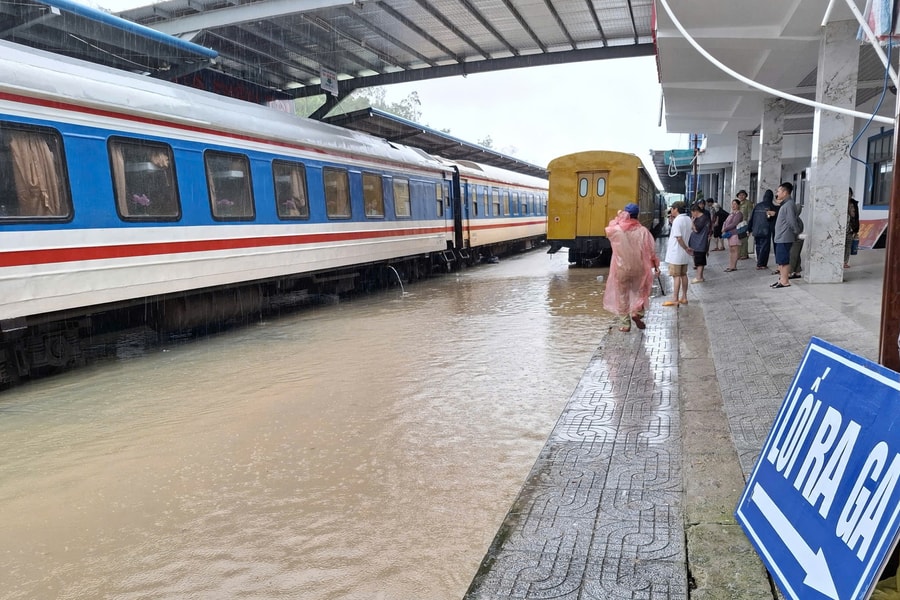 Mưa lớn, ngập nặng ảnh hưởng nghiêm trọng đến vận tải đường sắt